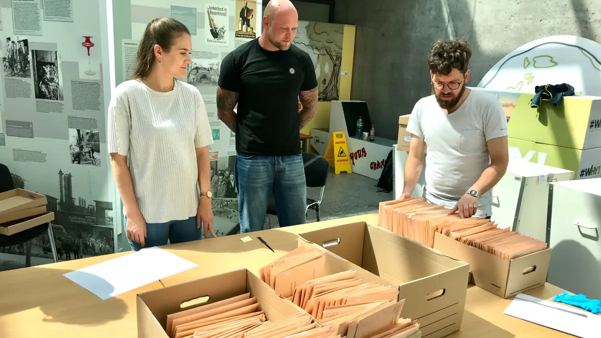Hier bereiten Mitglieder des Briefwahlvorstandes 906 im Lichthof des alten Rathauses Wahlbriefe von Briefwählern für die Auszählung vor. Schon am Nachmittag wird geprüft, ob die Wahlscheine gültig sind. Die Umschläge mit den Stimmzetteln werden aber erst ab 18 Uhr geöffnet.
