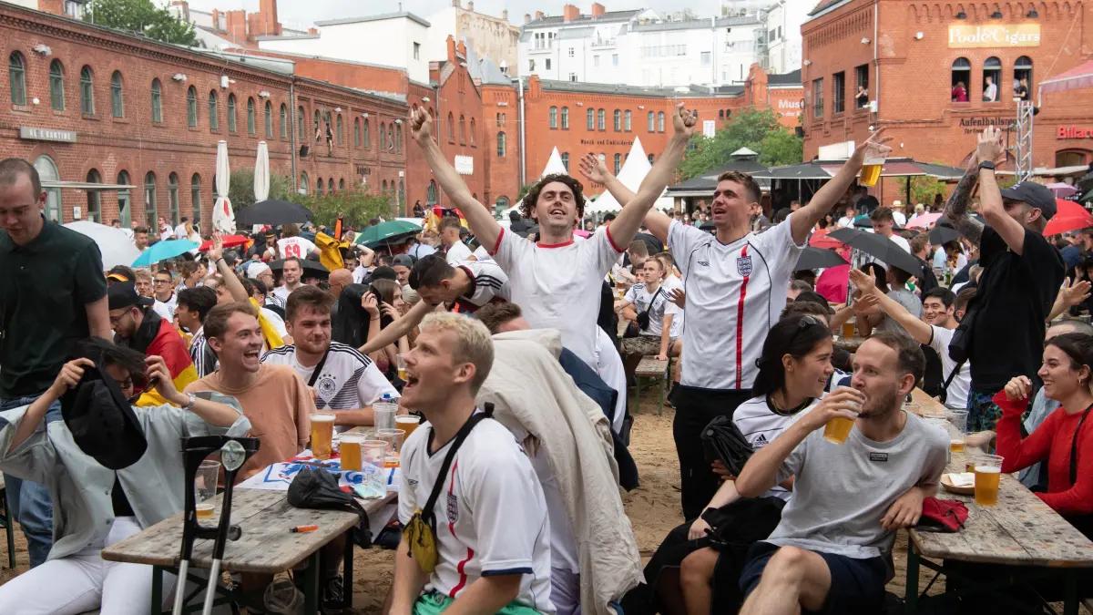 Die Kulturbrauerei in Prenzlauer Berg ist nur einer von vielen Orten, an denen in Berlin zur EM 2024 Fußball gezeigt wird.