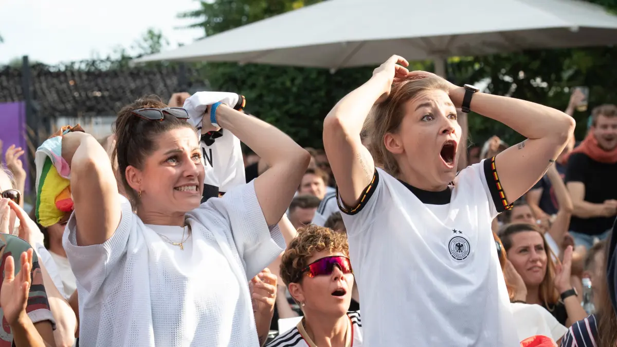Auch im Biergarten im Park am Gleisdreieck lässt es sich gut gemeinsam Fußball gucken.