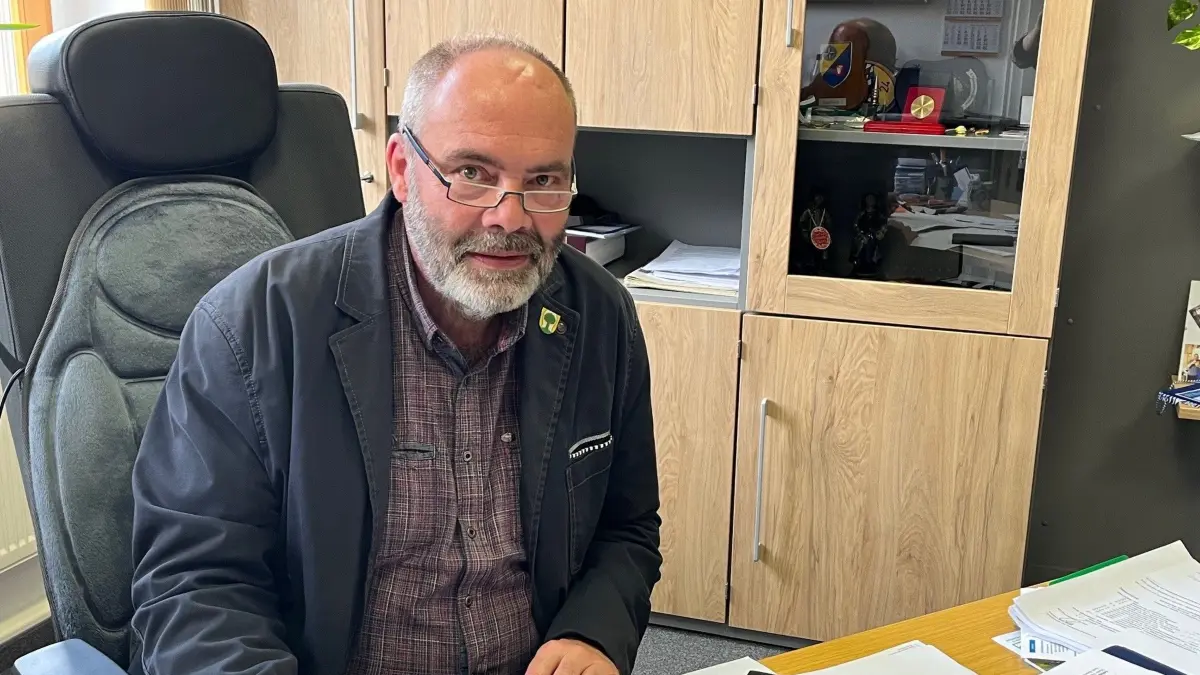 Die Stadt Schönewalde will, laut Bürgermeister Michael Stawski (im Bild), neben dem Neubau von Horten auch den Ausbau des Solar-Parks vorantreiben.