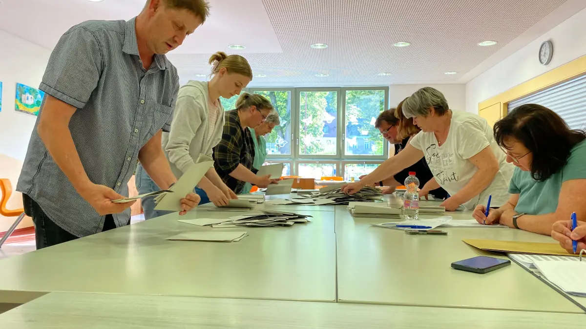 In der Grundschule in Bad Muskau beginnt das Auszählen. Am Ende dauert es dort bis 23 Uhr, bis alle Ergebnisse feststehen.