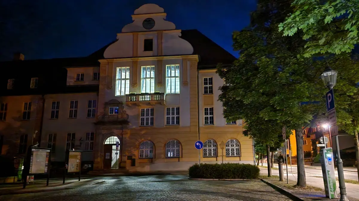Montag, 3 Uhr früh: Im Ratssaal brennt noch Licht. Die meisten Stimmen sind ausgezählt. Wo das noch nicht der Fall war für die Kreistagswahl, da wurde am Montagvormittag weiter ausgezählt. Doch wie wird künftig Politik gemacht in Weißwasser?