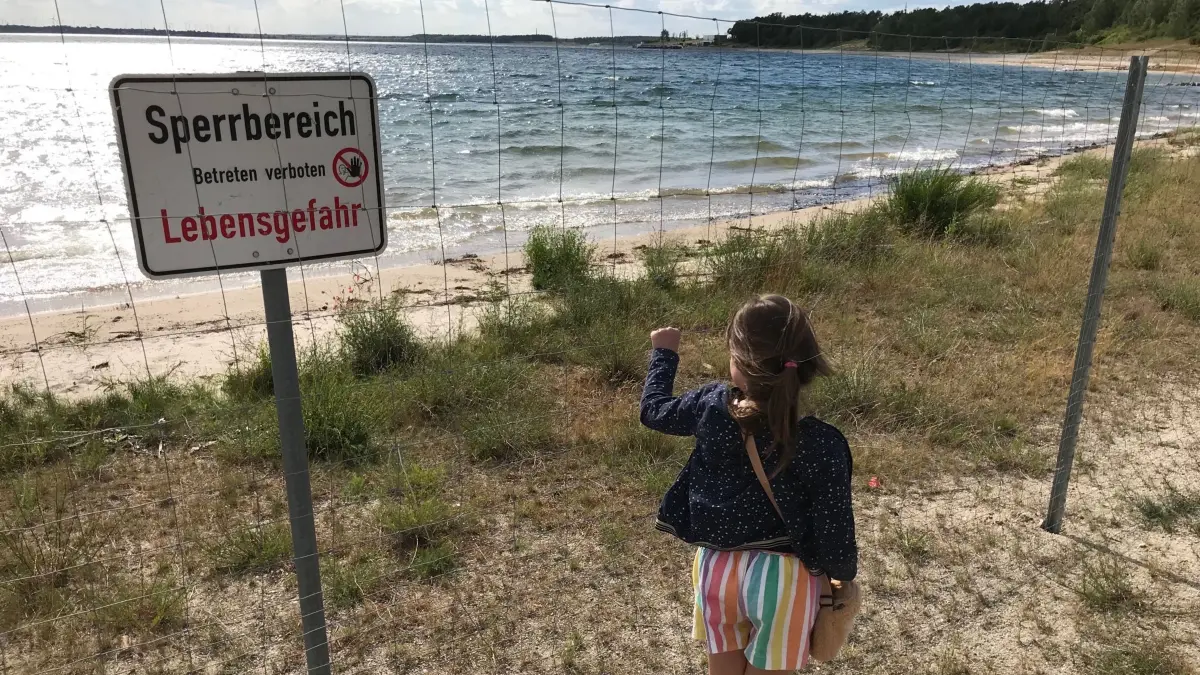 Bislang gibt es am Liesker Strand kein Durchkommen zum Wasser des Sedlitzer Sees. Das wird sich vorerst auch nicht ändern.