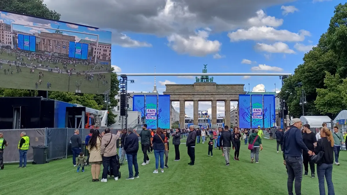 Die ersten Besucher am Mittwochnachmittag auf der Fanmeile in Berlin.
