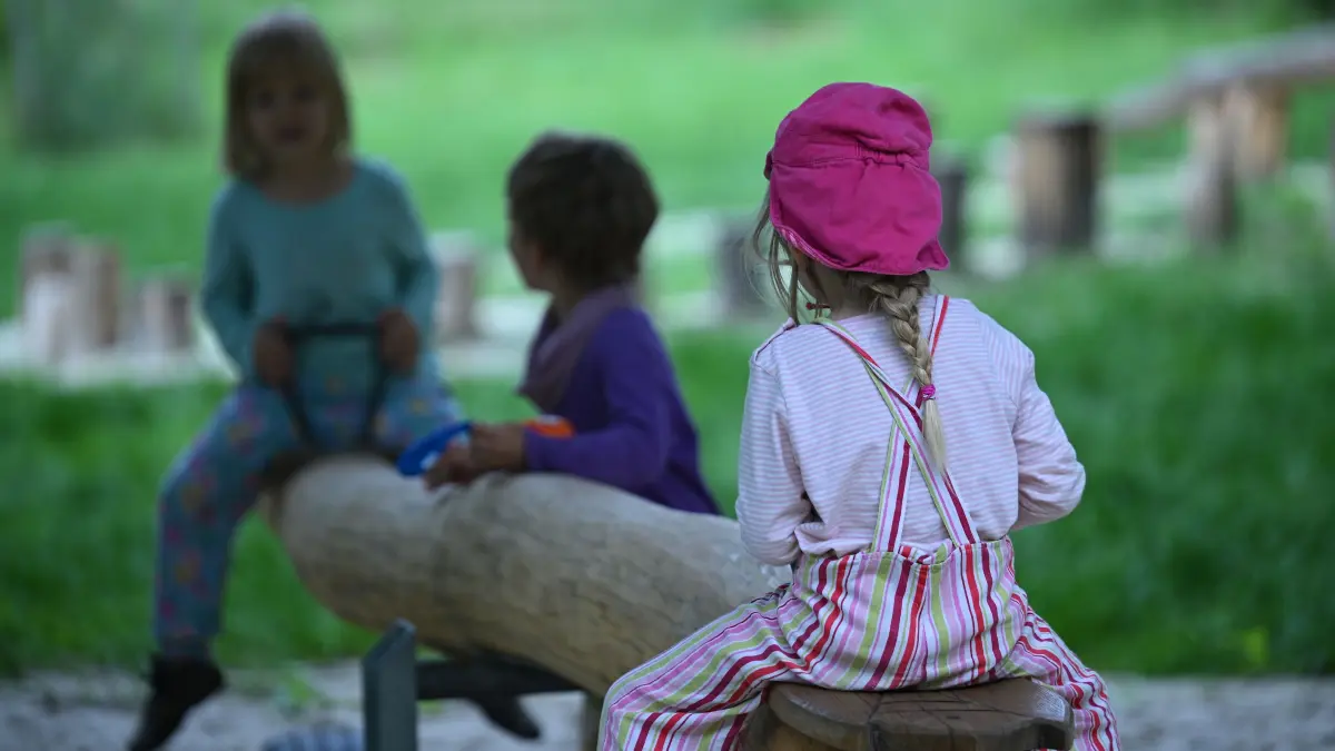 Kinder spielen auf dem wiedereröffneten Waldspielplatz Blankenfelde. Die Spielelemente auf dem grundlegend sanierten Spielplatz sind aus Holz – sie sind Unikate, die von Berliner Forstwirtinnen und Forstwirten selbst entworfen und gestaltet wurden. +++ dpa-Bildfunk +++