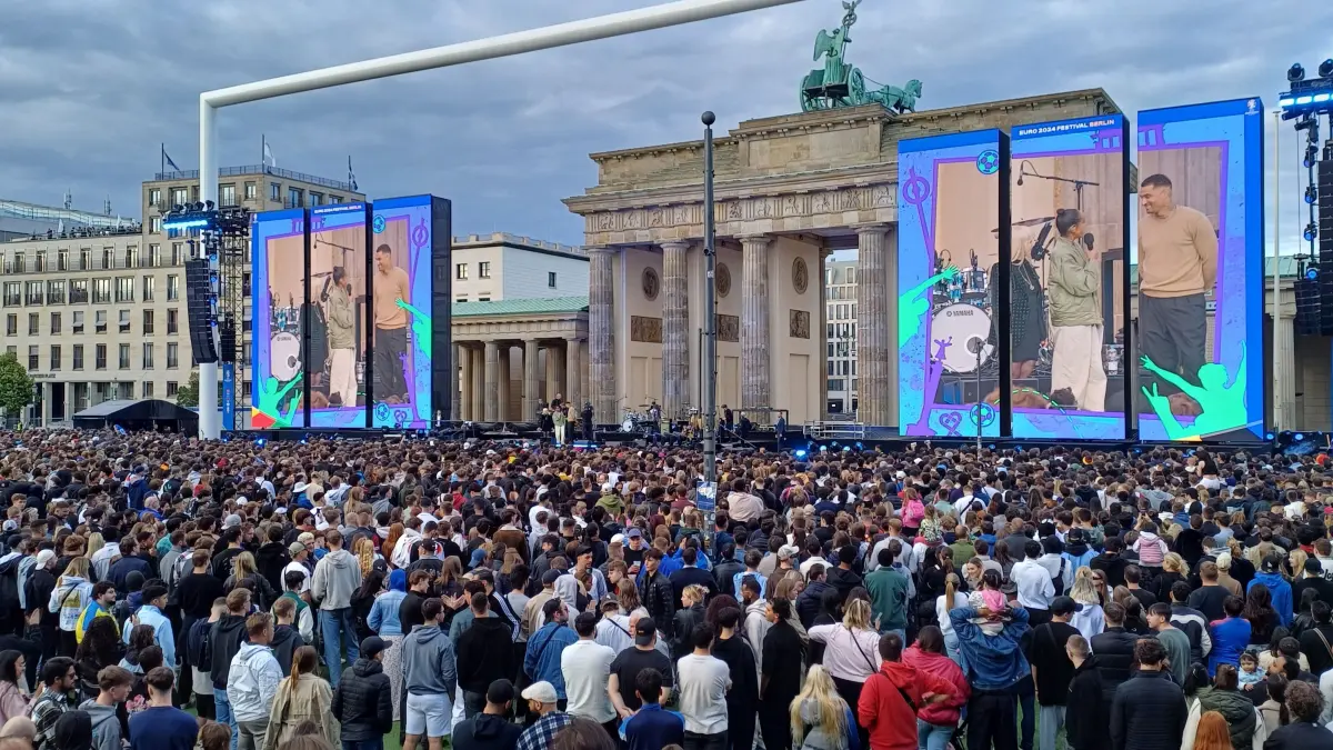 Fanmeile in Berlin am Brandenburger Tor