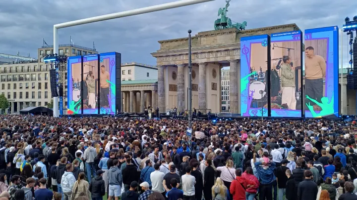 Fan-Meile eröffnet, das kosten Cocktail und Bratwurst