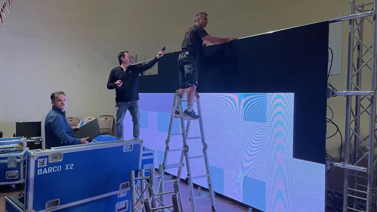 Am Dienstagabend ist die LED-Wand in der Musikmuschel im Kurpark aufgebaut.