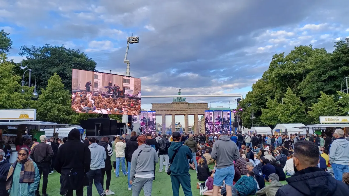 Die Fanmeile am Brandenburger Tor füllt sich am Abend des Eröffnungstages