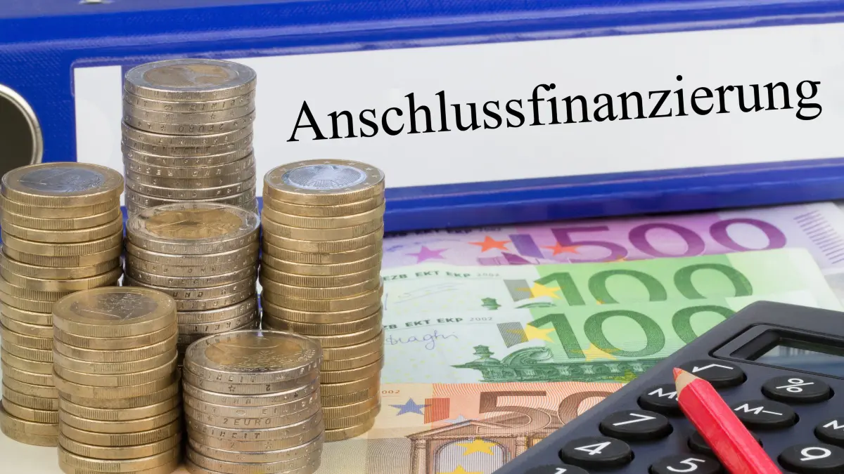 420453894 - Anschlussfinanzierung, Ordner, Geld, Scheine, Münzen, Taschenrechner. Download am 13.06.2024 für SWP Metzingen, Irmgard Hipp, Projekt Immobilienratgeber. Foto: © magele-picture/adobe.stock.com