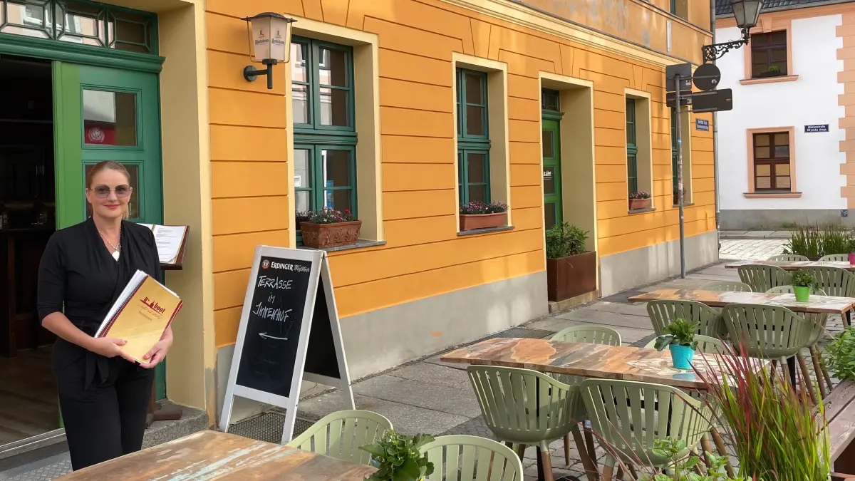 Berit Kney vor ihrem Restaurant U-Boot in Cottbus