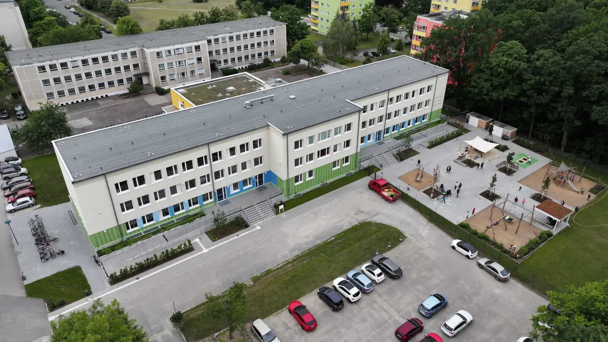 Luft Sandow Spreeschule : Luftaufnahme vom 14. Juni 2024
Am Donnerstag, 20. Juni, wird um 9 Uhr nach umfangreichen Sanierungsarbeiten die Spreeschule in der Elisabeth-Wolf-Strasse in Sandow (früheres Max Steenbeck-Gymnasium) feierlich eingeweiht.