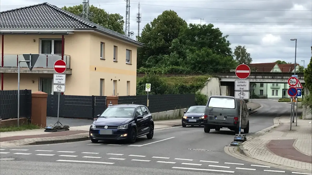 Manche Autofahrer scheinen die Sperrung der Lindenstraße in Richtung Innenstadt nicht für voll zu nehmen. Die Polizei kündigt weitere Kontrollen an.