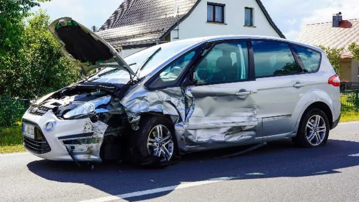 Bei einem Unfall auf der B96 bei Neschwitz wurden mehrere Personen verletzt.