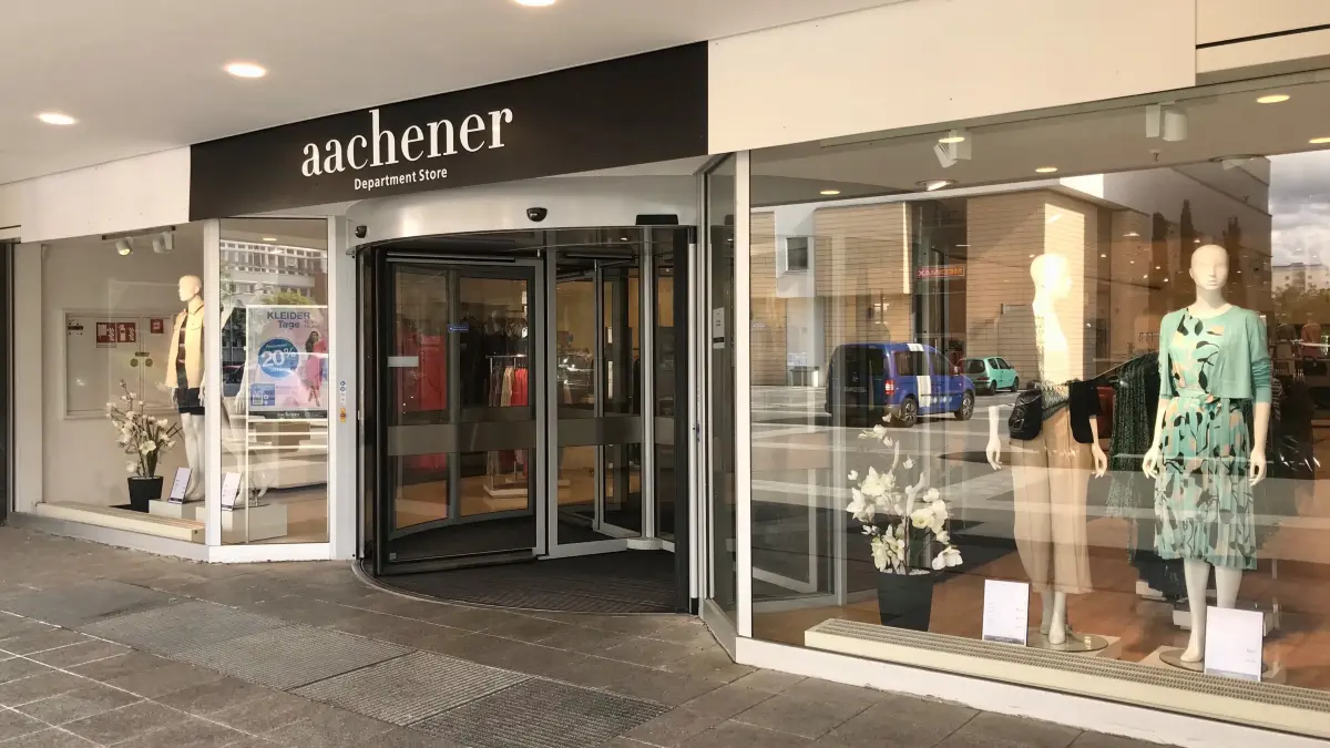 Das Aachener Modehaus in Cottbus lockt Kunden mit hohen Rabatten.