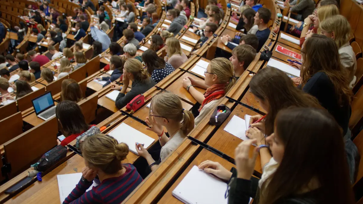 ARCHIV - 28.10.2015, Niedersachsen, Göttingen: Studenten und Studentinnen der Georg-August-Universität in Göttingen sitzen im Zentralen Hörsaalgebäude (ZHG) und verfolgen eine Vorlesung. (zu dpa: «Bundestag entscheidet über Bafög-Erhöhung») Foto: Swen Pförtner/dpa +++ dpa-Bildfunk +++