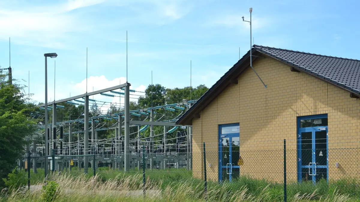 Das Umspannwerk in Guben wird von Mitnetz betrieben. Das Werk transformiert den Strom herunter und speist ihn in das Mittelspannungsnetz.