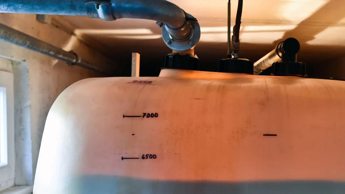 Abwrackprämie für Heizungen: ARCHIV - 20.03.2014, NA, Müllrose: Ein Heizöltank im Keller eines Mehrfamilienhauses. (zu dpa: «Öltanks und Autositze illegal im Wald entsorgt») Foto: Patrick Pleul/dpa-Zentralbild/dpa +++ dpa-Bildfunk +++