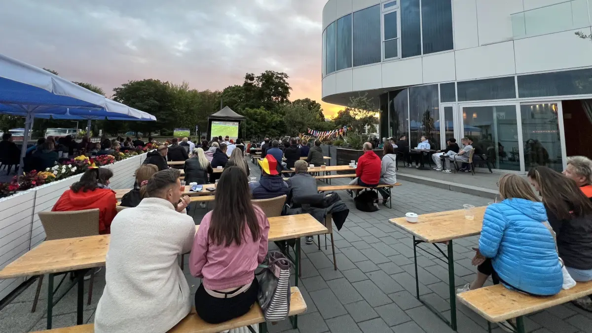 Spannung pur beim Auftaktspiel Deutschland gegen Schottland. Zu den öffentlichen Liveübertragungen hat das Pier 1 am Stadthafen in Senftenberg auch einen Grill und Bierwagen aufgebaut.