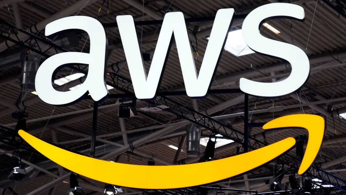 AWS–Logo: ARCHIV - 04.09.2023, Bayern, München: Firmenlogo von AWS, aufgenommen am Pressetag bei der Auto- und Verkehrsmesse IAA in der Messe München. Das Technologieunternehmen Amazon Web Services (AWS) will langfristig Milliarden in den Aufbau von IT-Infrastruktur in Brandenburg investieren. (zu dpa: «Amazon investiert weiter Milliarden in Deutschland») Foto: Uwe Lein/dpa +++ dpa-Bildfunk +++