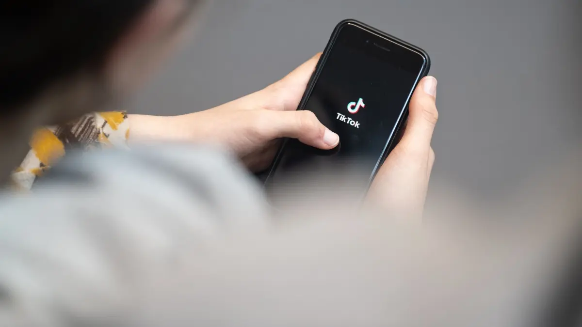 Tiktok: ARCHIV - 25.04.2024, Berlin: Eine Jugendliche schaut auf ein Smartphone mit angezeigtem TikTok-Logo. (zu dpa: «US-Behörde mit neuen Vorwürfen gegen Tiktok») Foto: Hannes P Albert/dpa +++ dpa-Bildfunk +++
