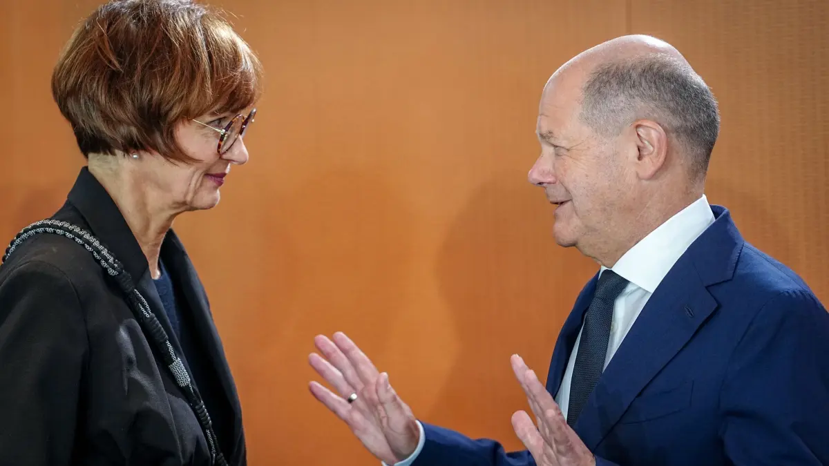 Bundeskabinett: 19.06.2024, Berlin: Bettina Stark-Watzinger (FDP), Bundesministerin für Bildung und Forschung, und Bundeskanzler Olaf Scholz (SPD) nehmen an der Sitzung des Bundeskabinetts im Bundeskanzleramt teil. Foto: Kay Nietfeld/dpa +++ dpa-Bildfunk +++