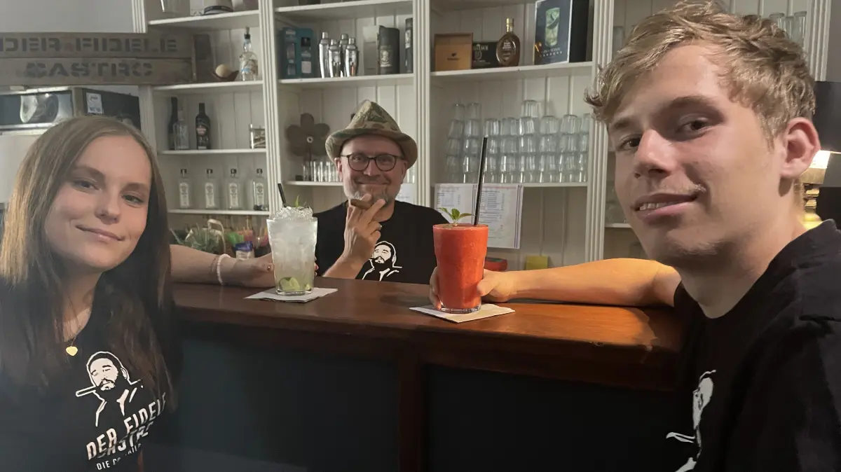 Jens Conrad zusammen mit seinen Zwillingen Ellie und Max. Gemeinsam mit weiterer fleißigen Helfern wollen sie mit der neuen Cocktailbar das Wochenendangebot am Markt beleben.