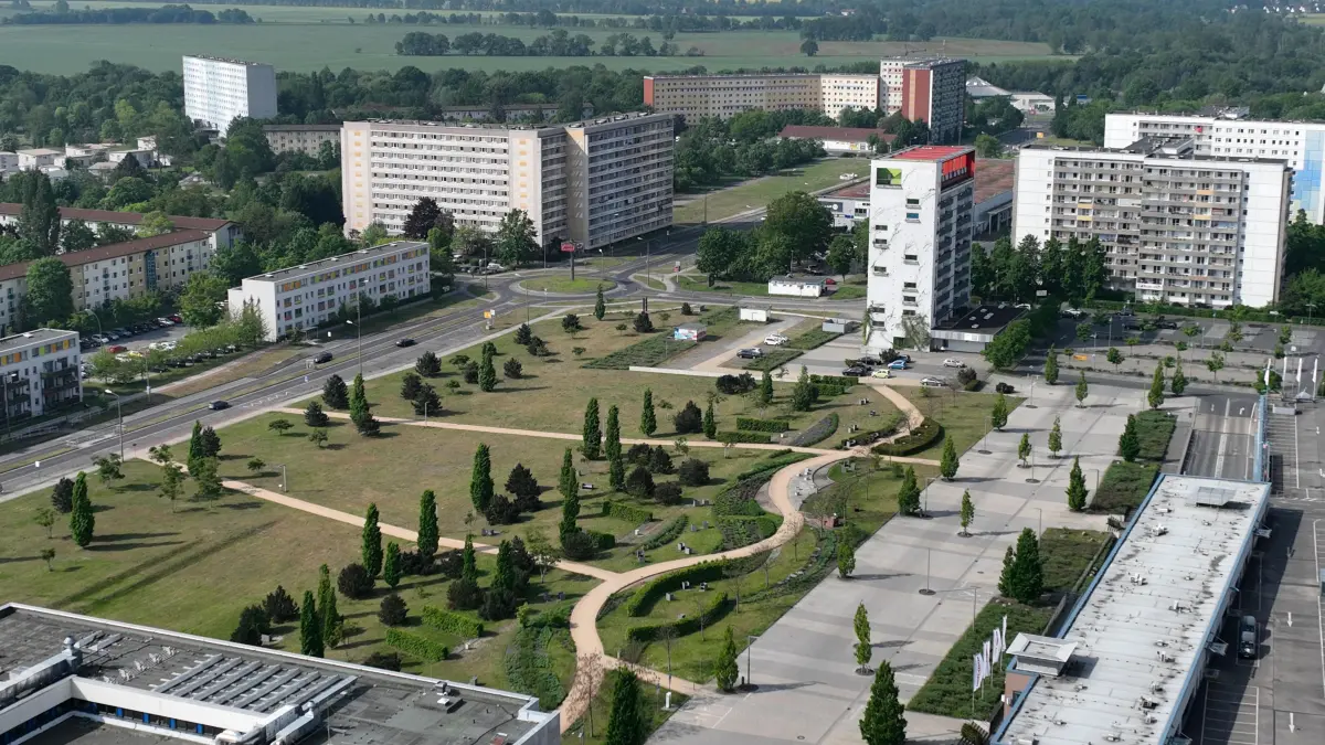 Das Luftbild zeigt den Zentralpark in der Neustadt. Hier sowie auf weiteren großen Freiflächen in der Neustadt (hinten) ist viel Platz für eine Grüne Meile und für einen Regional- und Bauernmarkt, wie er Tradition beim Landeserntedankfest ist.