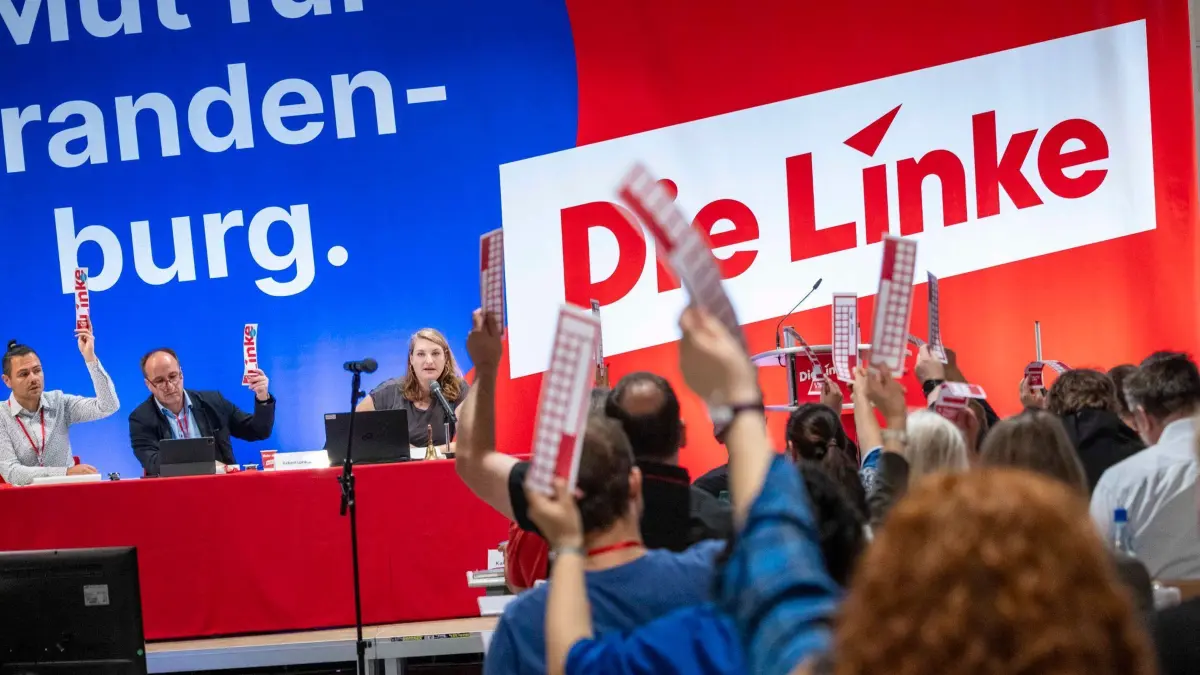 Landesparteitag Linke Brandenburg: 22.06.2024, Brandenburg, Eberswalde: Delegierte halten Stimmkarten bei einer Abstimmung auf dem Landesparteitag von Die Linke Brandenburg in die Höhe. (zu dpa: «Linke will Ausweitung der Mietpreisbremse und 9-Euro-Ticket») Foto: Carsten Koall/dpa +++ dpa-Bildfunk +++