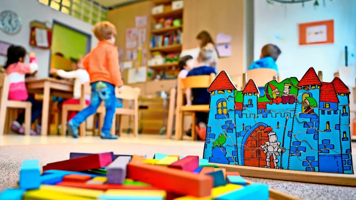ARCHIV - 18.04.2016, Nordrhein-Westfalen, Düsseldorf: Spielzeug liegt in einer Kindertagesstätte auf dem Boden. Jede zehnte Kita in Nordrhein-Westfalen musste im Februar wegen Personalmangels ihre Angebote einschränken. Laut einer Umfrage unter Kita-Leitungen leidet die Förderung von Kleinkindern unter der Situation. (zu dpa «Personalmangel: Jede zehnte Kita in NRW musste Angebote einschränken») Foto: Monika Skolimowska/dpa +++ dpa-Bildfunk +++