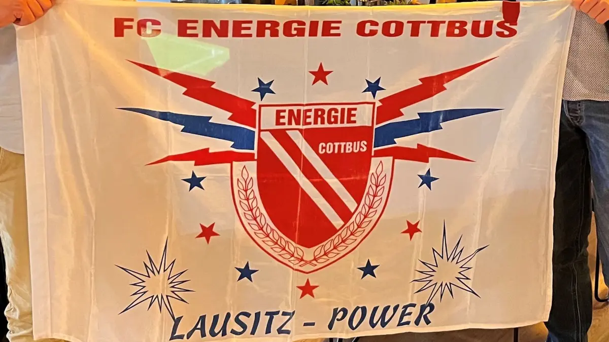 Diese Energie-Flagge ist immer wieder bei der Fußball-EM zu sehen.