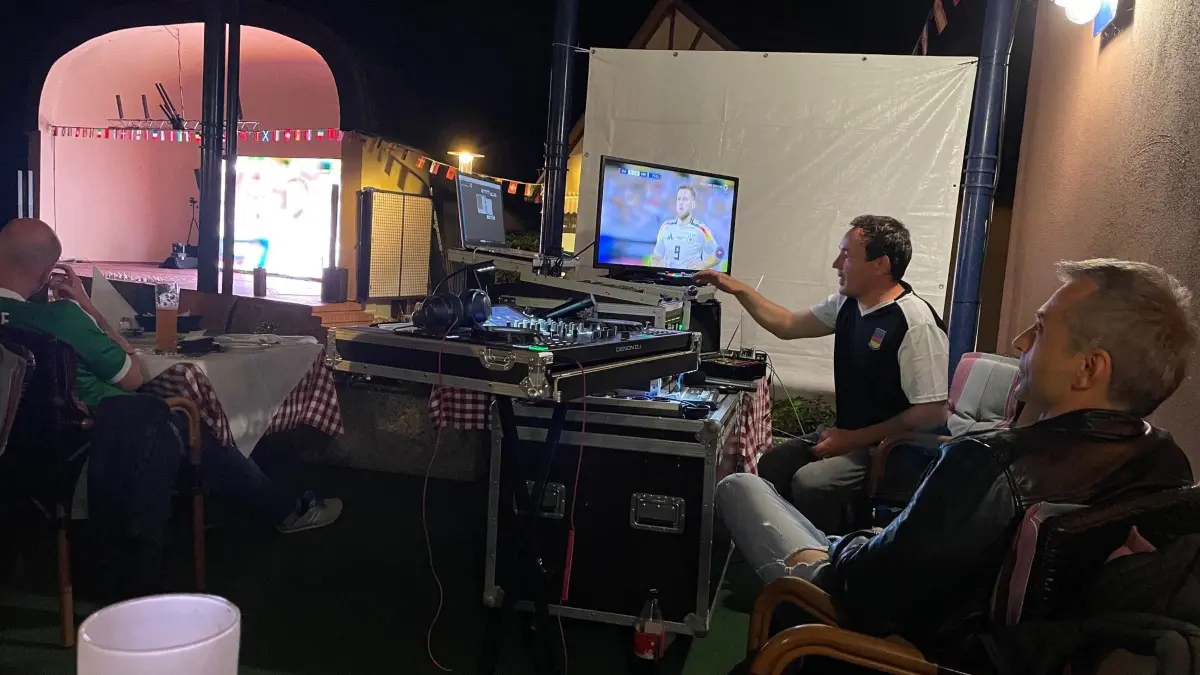 Das ist zwar nicht der Videokeller, aber die Schaltzentrale in der Fanarena im Bad Liebenwerdaer Kurpark. Ronny Richter und Rico Gogolin (r.) sorgen gemeinsam mit Rocco Bergemann für die glänzende Übertragung aller EM-Spiele.
