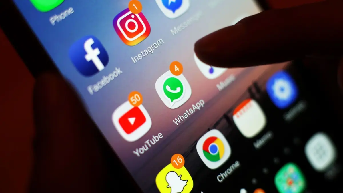 Soziale Medien: ILLUSTRATION - 03.01.2018, Großbritannien, ---: Ein Blick auf ein Handy mit den verschiedenen Social Media Apps, wie Facebook, Instagram, WhatsApp. (zu dpa: «Umfrage: Desinformationskampagnen Gefahr für Demokratie in Europa») Foto: Yui Mok/Press Association/dpa +++ dpa-Bildfunk +++