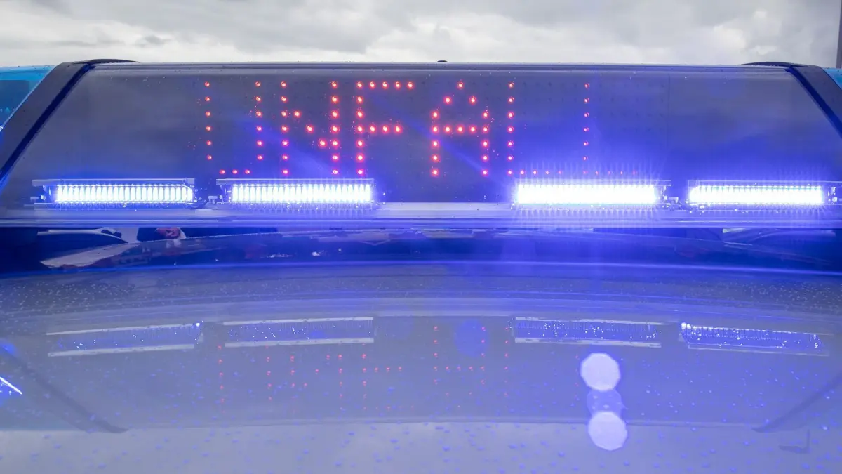 Blaulicht auf Streifenwagen: ARCHIV - 04.08.2021, Bayern, Nürnberg: SYMBOLFOTO - Ein Blaulicht auf dem Dach eines Polizeifahrzeugs mit der LED-Anzeige "Unfall". (zu dpa: «Missglücktes Überholen - ein Schwerverletzter») Foto: Daniel Karmann/dpa +++ dpa-Bildfunk +++