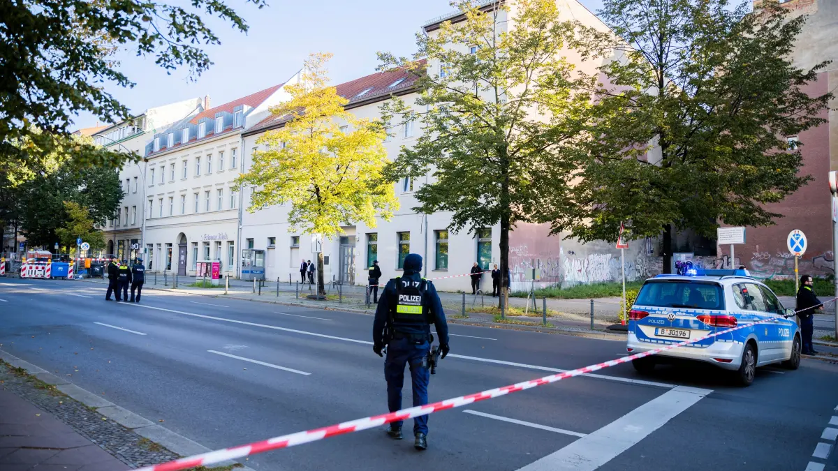 Polizeikräfte stehen vor der jüdischen Gemeinde Kahal Adass Jisroel in der Brunnenstraße in Berlin-Mitte. Auf das Haus mit jüdischen Einrichtungen in Berlin hat es nach Angaben der betroffenen Gemeinde in der Nacht zum Mittwoch einen versuchten Brandanschlag gegeben. Die Gemeinde Kahal Adass Jisroel schrieb auf der Plattform X, früher Twitter, Unbekannte hätten zwei Molotow-Cocktails von der Straße aus in Richtung ihres Gemeindezentrums geworfen. +++ dpa-Bildfunk +++