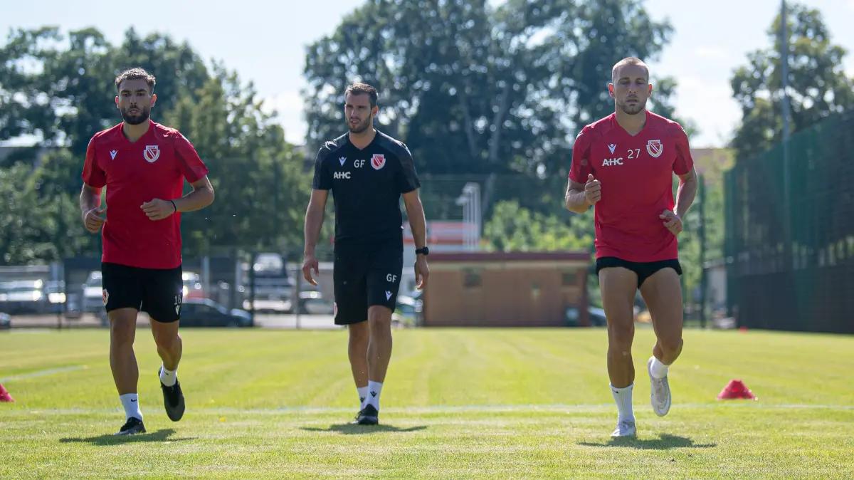 Trainingsauftakt Energie Cottbus 2024/25: Fussball, Herren, Saison 2024/25, 3. Liga, FC Energie Cottbus, Trainingsauftakt, v.l. Romario Hajrulla (Energie Cottbus), Athletiktrainer Gianluca Fraternali (Energie Cottbus), Dennis Slamar (Energie Cottbus), 24.06. 2024, Foto: Sebastian Räppold / Matthias Koch