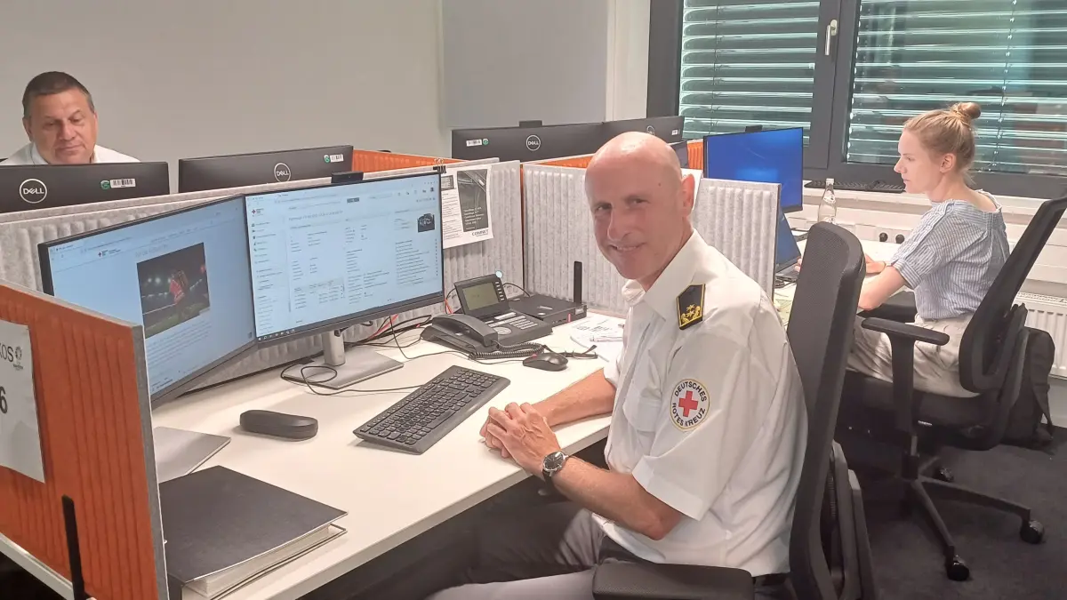 Frank Langner, Bereitschaftsleiter vom DRK Landesverband Nordrhein e.V, ist einer von rund 60 Mitarbeiter, die im Lagezentrum in Berlin-Lichterfelde die Rettungseinsätze während der EM in ganz Deutschland koordinieren.