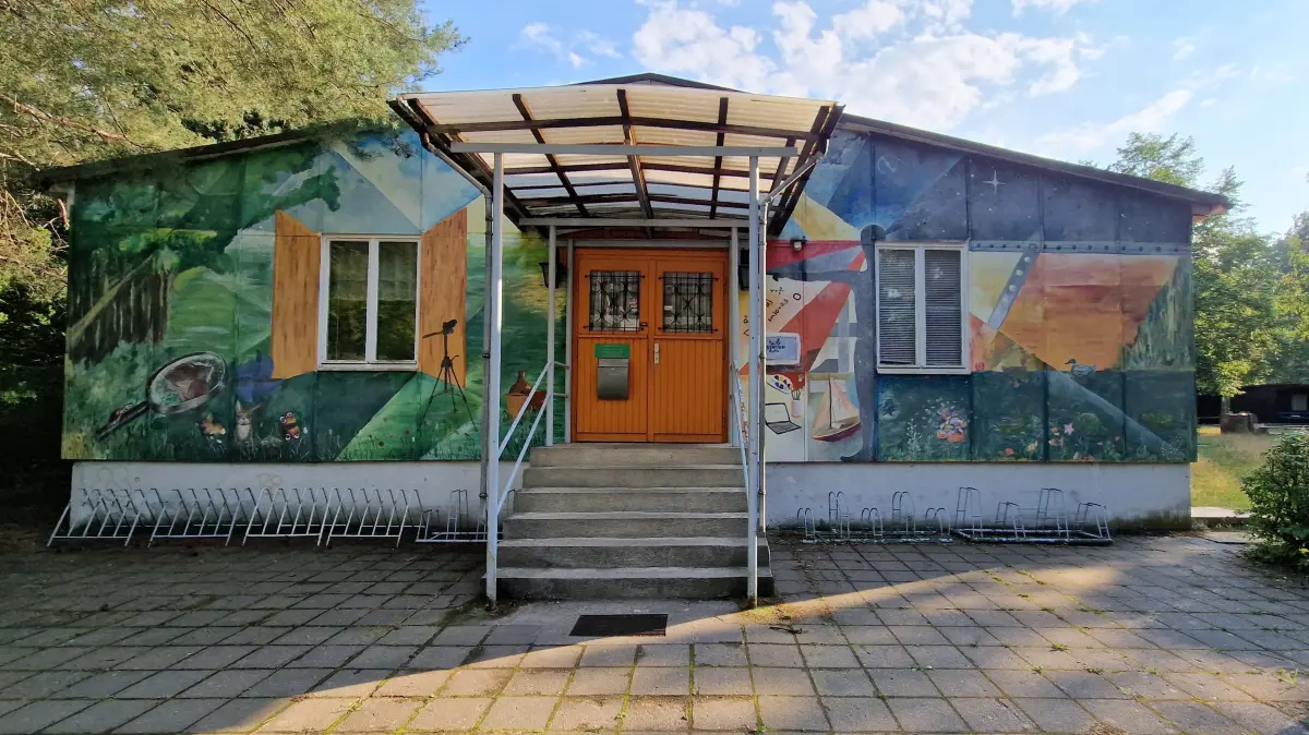 Der Eingang zur Station in Weißwasser. Bis zum Abriss wird es noch etwas dauern - jetzt sind die nächsten Planungsschritte dran für den Neubau.