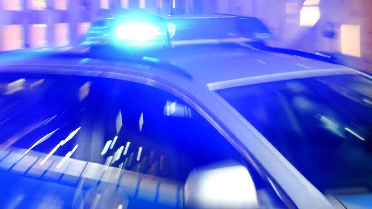 ARCHIV - 06.08.2015, Schleswig-Holstein, Flensburg: ILLUSTRATION - Ein Streifenwagen der Polizei steht mit eingeschaltetem Blaulicht auf der Straße. (zu dpa: «Schlägerei in Dillingen - mehrere Personen leicht verletzt») Foto: Carsten Rehder/dpa +++ dpa-Bildfunk +++