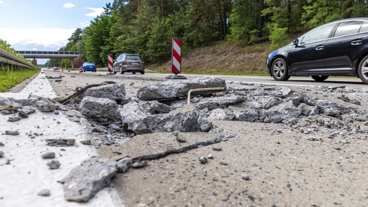 Hitze hat am 29. Juni die Autobahn A15 zwischen den Anschlussstellen Forst und Roggosen in Fahrtrichtung Cottbus aufbrechen lassen. Mehrere Fahrzeuge wurden beschädigt. Später wurde die Gefahrenstelle von der Polizei gesichert. Seitdem ist die Strecke auf eine Fahrbahn reduziert; es gilt eine Höchstgeschwindigkeit von 450 km/h.
