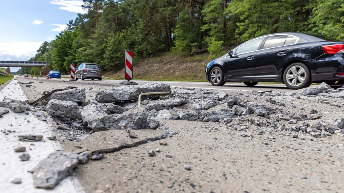 Hitze hat am 29. Juni die Autobahn A15 zwischen den Anschlussstellen Forst und Roggosen in Fahrtrichtung Cottbus aufbrechen lassen. Mehrere Fahrzeuge wurden beschädigt. Später wurde die Gefahrenstelle von der Polizei gesichert. Seitdem ist die Strecke auf eine Fahrbahn reduziert; es gilt eine Höchstgeschwindigkeit von 450 km/h.
