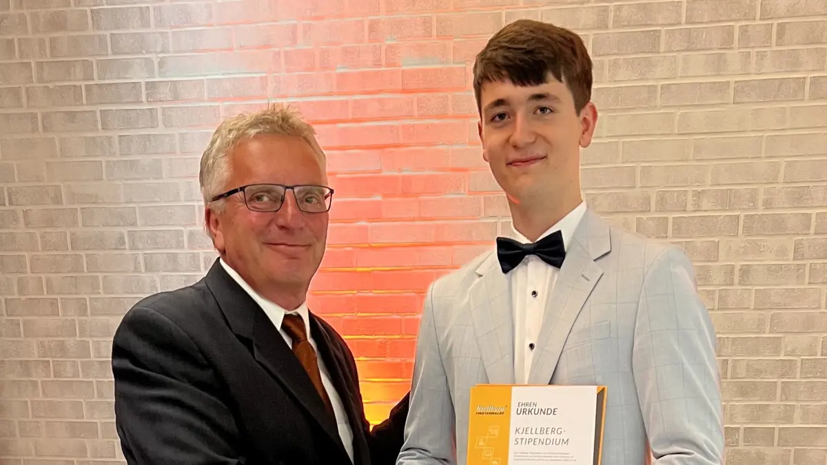 Der Meister aller Naturwissenschaften vom Jahrgang 2024 ist Vincent Lorenz (r.). André Speri von der Kjellberg-Stiftung überreicht ihm das Kjellberg Stipendium.