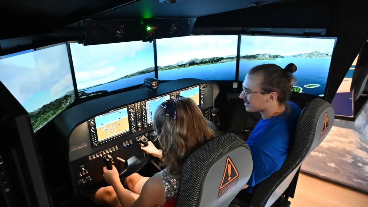 Newton Flight Academie Eröff : Marie (11) und Erik Block im Cockpit
Im Forum K des ehemaligen Galeria-Kaufhof Warenhauses ist am Montag die Newton Fly Academy Brandenburg des Center for Hybrid Electric Systems Cottbus mit drei Boing Flugsimulatoren im Beisein der Botschafterin der USA in Deutschland, Amy Gutmann, des Ministerpräsidenten des Landes Brandenburg, Dr. Dietmar Woidke (SPD) und Oberbürgermeister Tobias Schick (SPD) eröffnet worden. Umrahmt wurde die Zeremonie von Mädchen und Jungen des Kinder-und Jugendensembles „Pfiffikus“ umrahmt.