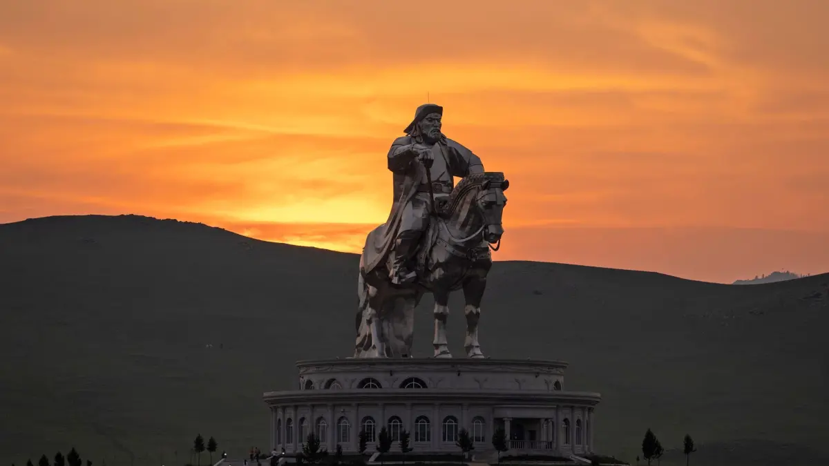 Nach Wahlen in der Mongolei: 01.07.2024, Mongolei, Ulaanbaatar: Die Sonne geht über einer 40 Meter hohen Edelstahlstatue von Dschingis Khan unter, einem Nationalhelden, der im frühen 13. Jahrhundert Macht anhäufte und zum Anführer der Mongolen wurde. Foto: Ng Han Guan/AP +++ dpa-Bildfunk +++