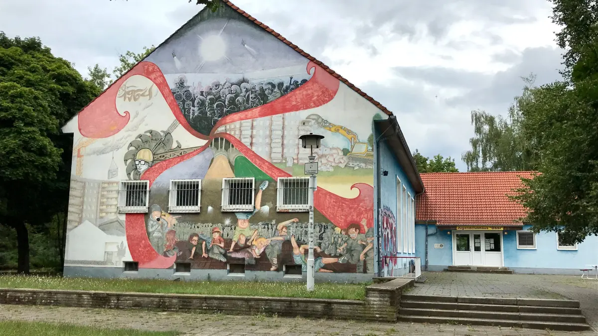 Diese bunt bemalte Fassade war das Markenzeichen des Jugendklubhauses "Ossi" in Hoyerswerda. In wenigen Wochen wird der Komplex zu einer Baustelle - hier entsteht das moderne Neustadt-Forum.