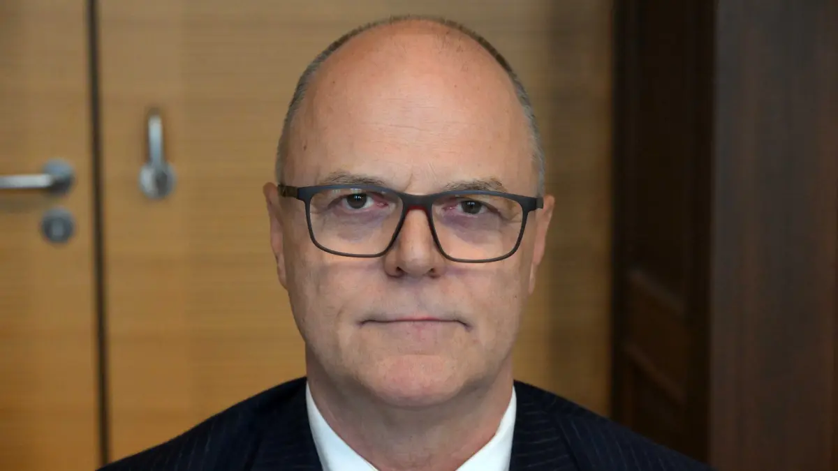 Stadtverordnetenversammlung Konst 2024 : Frank Mittag, Fraktion DIE LINKE.
Cottbuser Stadtverordnetenversammlung konstituiert
Die neue Stadtverordnetenversammlung Cottbus/Chóśebuz hat sich am Mittwoch, 3. Juli 2024, konstituiert. Ihr gehören 46 Stadtverordnete an, die in sieben Fraktionen arbeiten werden. Oberbürgermeister Tobias Schick ist qua Amt stimmberechtigtes Mitglied.
Neuer Vorsitzender ist der CDU-Stadtverordnete Dr. Wolfgang Bialas (Fraktion CDU/Freie Wähler). Er wurde mehrheitlich gewählt. Stellver- treter sind Kerstin Kircheis (Fraktion SPD) und Benjamin Hantschke (Fraktion UC!/FDP).