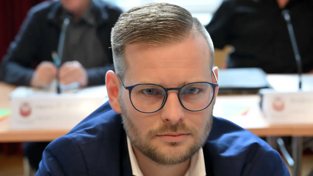 Stadtverordnetenversammlung Konst 2024 : Andy Schöngarth, Fraktion AfD.
Cottbuser Stadtverordnetenversammlung konstituiert
Die neue Stadtverordnetenversammlung Cottbus/Chóśebuz hat sich am Mittwoch, 3. Juli 2024, konstituiert. Ihr gehören 46 Stadtverordnete an, die in sieben Fraktionen arbeiten werden. Oberbürgermeister Tobias Schick ist qua Amt stimmberechtigtes Mitglied.
Neuer Vorsitzender ist der CDU-Stadtverordnete Dr. Wolfgang Bialas (Fraktion CDU/Freie Wähler). Er wurde mehrheitlich gewählt. Stellver- treter sind Kerstin Kircheis (Fraktion SPD) und Benjamin Hantschke (Fraktion UC!/FDP).