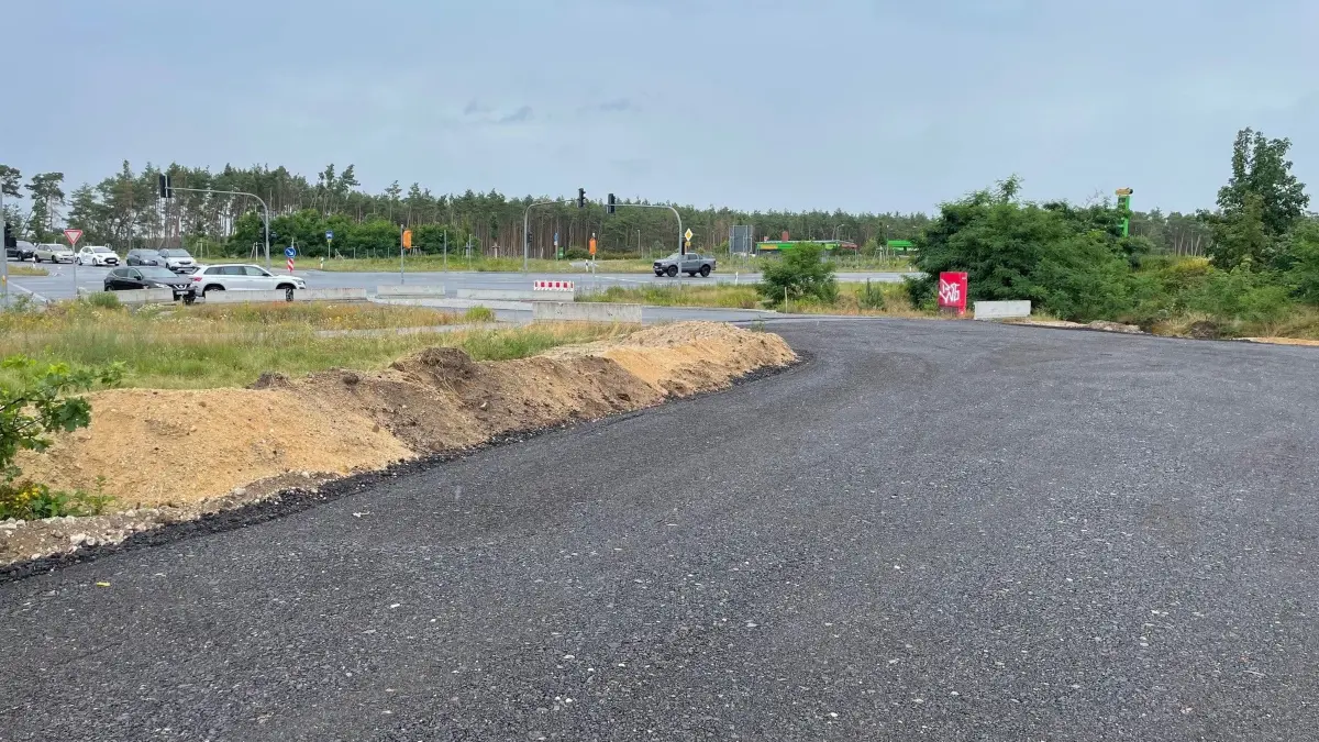 Hier entsteht die Zufahrt aus dem Kieswerk Zeischa direkt auf die Kreuzung an der B183/101-Ortsumfahrung Bad Liebenwerda in Höhe der Tankstelle Haidchensberg.