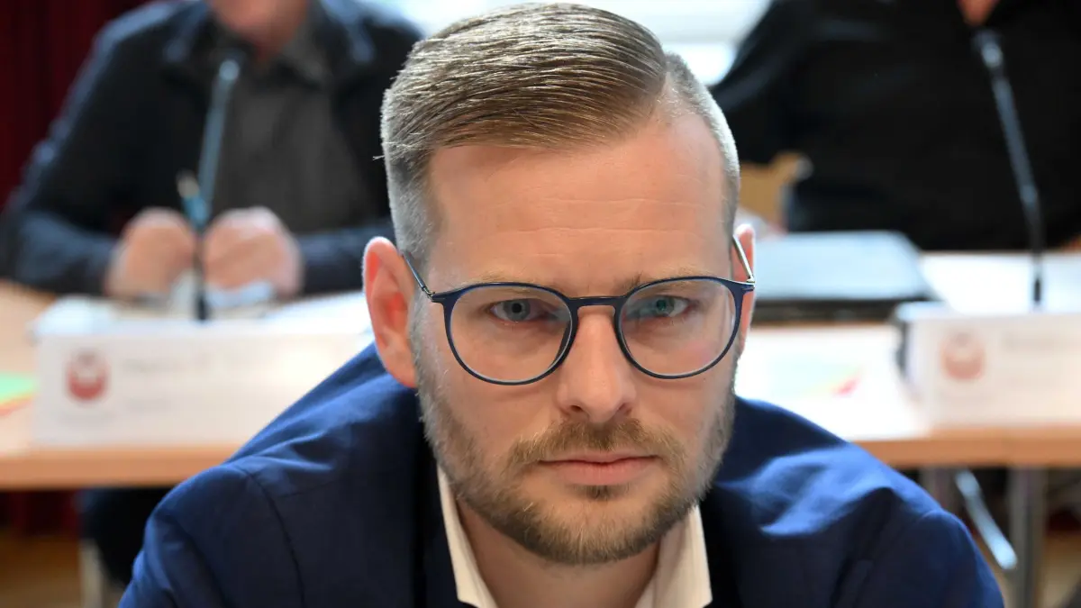 Stadtverordnetenversammlung Konst 2024 : Andy Schöngarth, Fraktion AfD.
Cottbuser Stadtverordnetenversammlung konstituiert
Die neue Stadtverordnetenversammlung Cottbus/Chóśebuz hat sich am Mittwoch, 3. Juli 2024, konstituiert. Ihr gehören 46 Stadtverordnete an, die in sieben Fraktionen arbeiten werden. Oberbürgermeister Tobias Schick ist qua Amt stimmberechtigtes Mitglied.
Neuer Vorsitzender ist der CDU-Stadtverordnete Dr. Wolfgang Bialas (Fraktion CDU/Freie Wähler). Er wurde mehrheitlich gewählt. Stellver- treter sind Kerstin Kircheis (Fraktion SPD) und Benjamin Hantschke (Fraktion UC!/FDP).