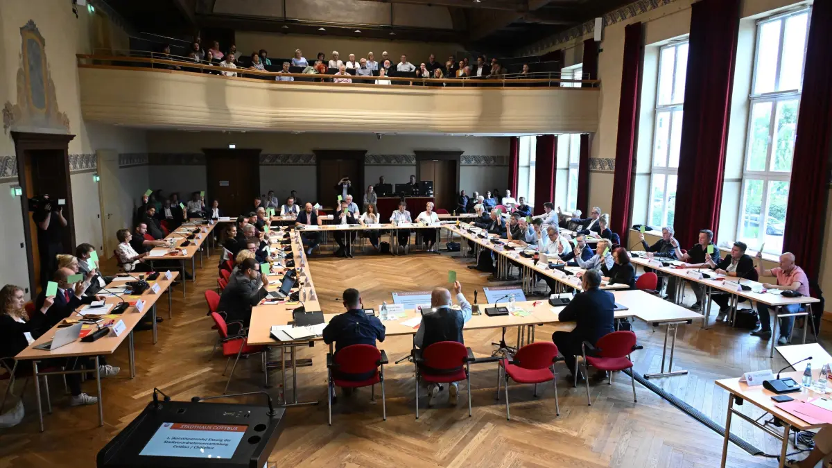 Stadtverordnetenversammlung Konst 2024 : Cottbuser Stadtverordnetenversammlung konstituiert
Die neue Stadtverordnetenversammlung Cottbus/Chóśebuz hat sich am Mittwoch, 3. Juli 2024, konstituiert. Ihr gehören 46 Stadtverordnete an, die in sieben Fraktionen arbeiten werden. Oberbürgermeister Tobias Schick ist qua Amt stimmberechtigtes Mitglied.
Neuer Vorsitzender ist der CDU-Stadtverordnete Dr. Wolfgang Bialas (Fraktion CDU/Freie Wähler). Er wurde mehrheitlich gewählt. Stellver- treter sind Kerstin Kircheis (Fraktion SPD) und Benjamin Hantschke (Fraktion UC!/FDP).